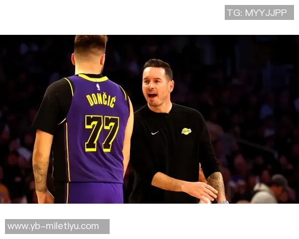 东契奇轻松战胜雷迪克玩匹克球引发笑声让他气坏了真是太有趣了